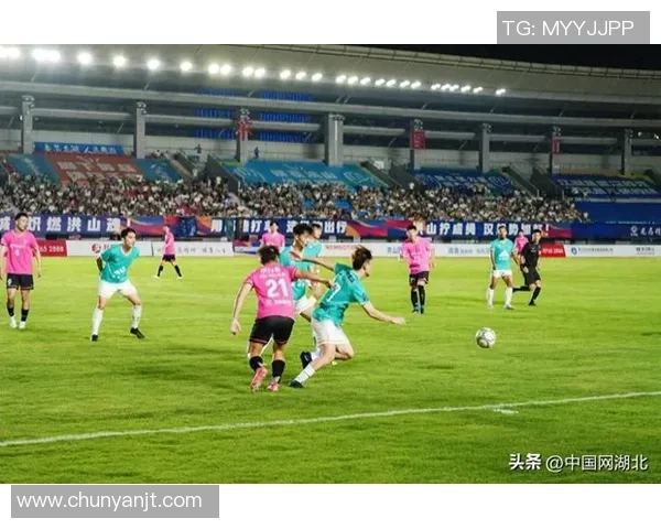 武汉足球队以55分稳居锦标赛积分榜首位争夺冠军势头强劲